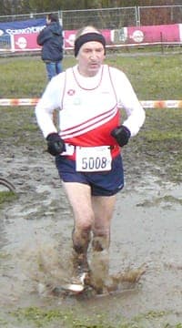Dour_Dhaeyer André D haeyer op weg naar onbetwistbaar goud. Alhoewel: van een weg is niet veel te bespeuren... (Foto: Catherine W)