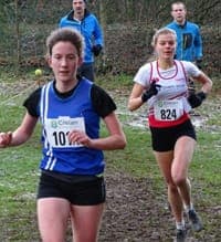 Galle_Hertals Eva Galle in strijd met plaatselijke Jolien Boonen met de derde plaats als inzet. (Foto: GuyVW)