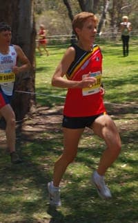 Perth_16_10_26_Cross-(23) Corinne Debaets in Bold Park aan het werk tijdens de 8 kilometer cross.