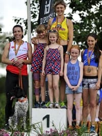 Rahme-Mona-800 Het was druk op het podium van de W35-800m. (Foto: Johnny DE CEULAERDE)