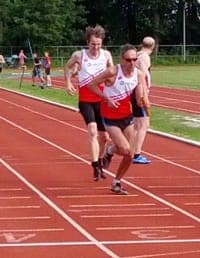 Vandenweghe_BVVMas-(2) Frederik Deboes en Wim Steurs aan het werk in de 4x400m. (Foto: Piet VL)