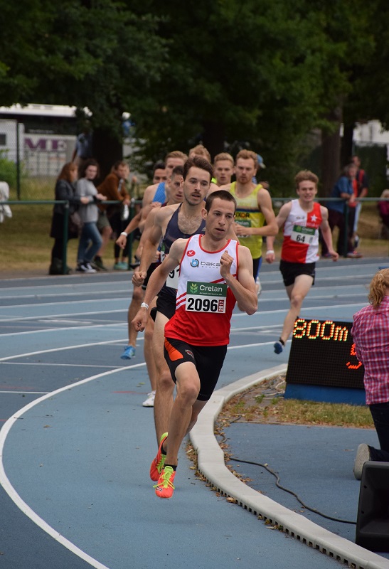 Matthias na zijn individuele 400m nog even hazen op de 800m Matthias na zijn individuele 400m nog even hazen op de 800m