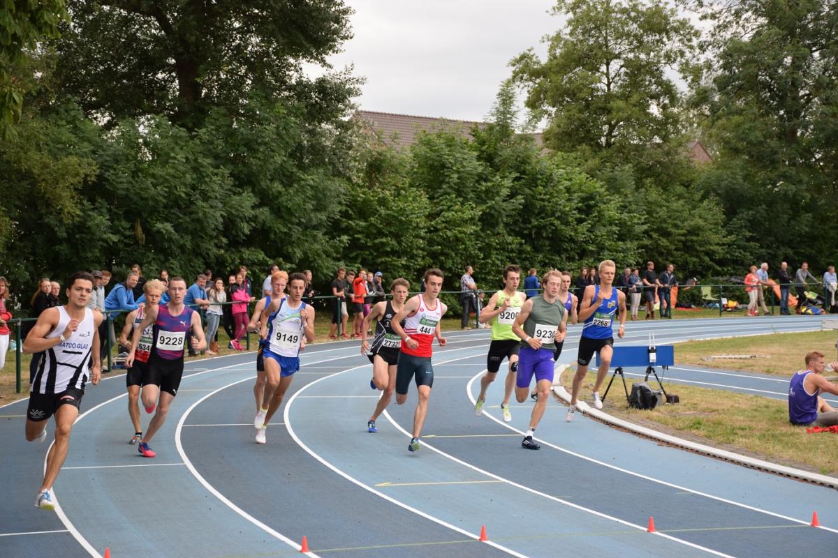 Pieter met snelle start in de 800m Pieter met snelle start in de 800m
