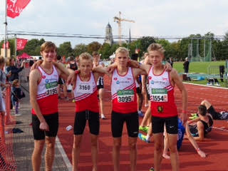 4x800 scholieren jongens met Kobe, Wout, Jef en Jonathan (Foto Guy VW) 4x800 scholieren jongens met Kobe, Wout, Jef en Jonathan (Foto Guy VW)