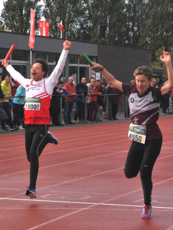 Thias aan de finish van de aflossing Thias aan de finish van de aflossing