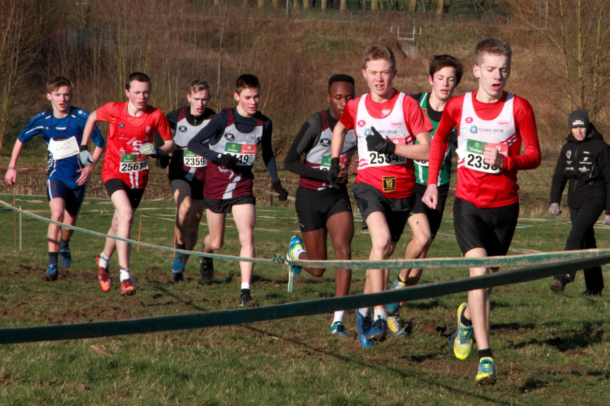 Siemen en Jonathan voeren het scholierenpeleton aan Siemen en Jonathan voeren het scholierenpeleton aan