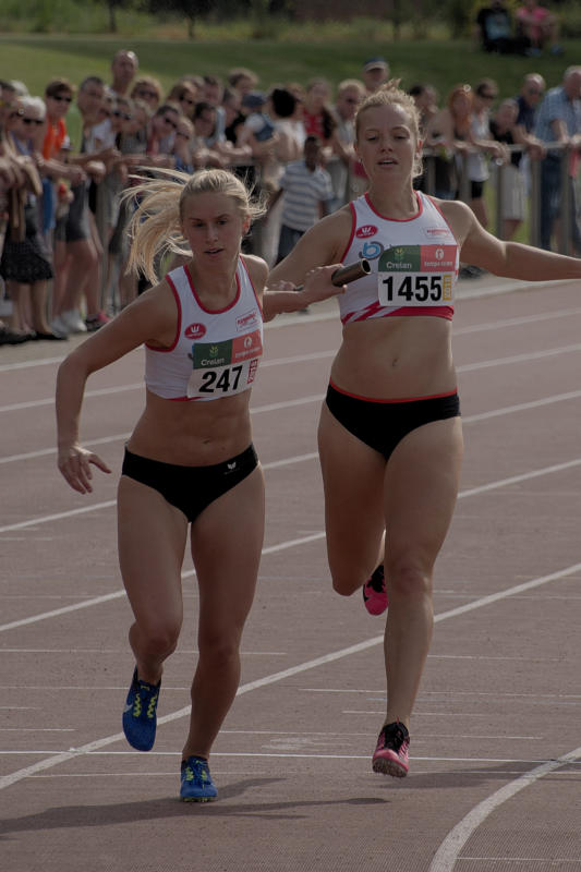 Marie Derolez en Mirte Fannes in een sterke 4x400 Marie Derolez en Mirte Fannes in een sterke 4x400