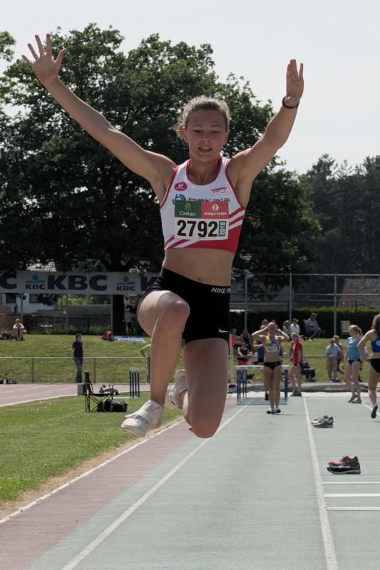 Elien Vekemans aan het werk in het verspringen en op de 4x100 Elien Vekemans aan het werk in het verspringen en op de 4x100