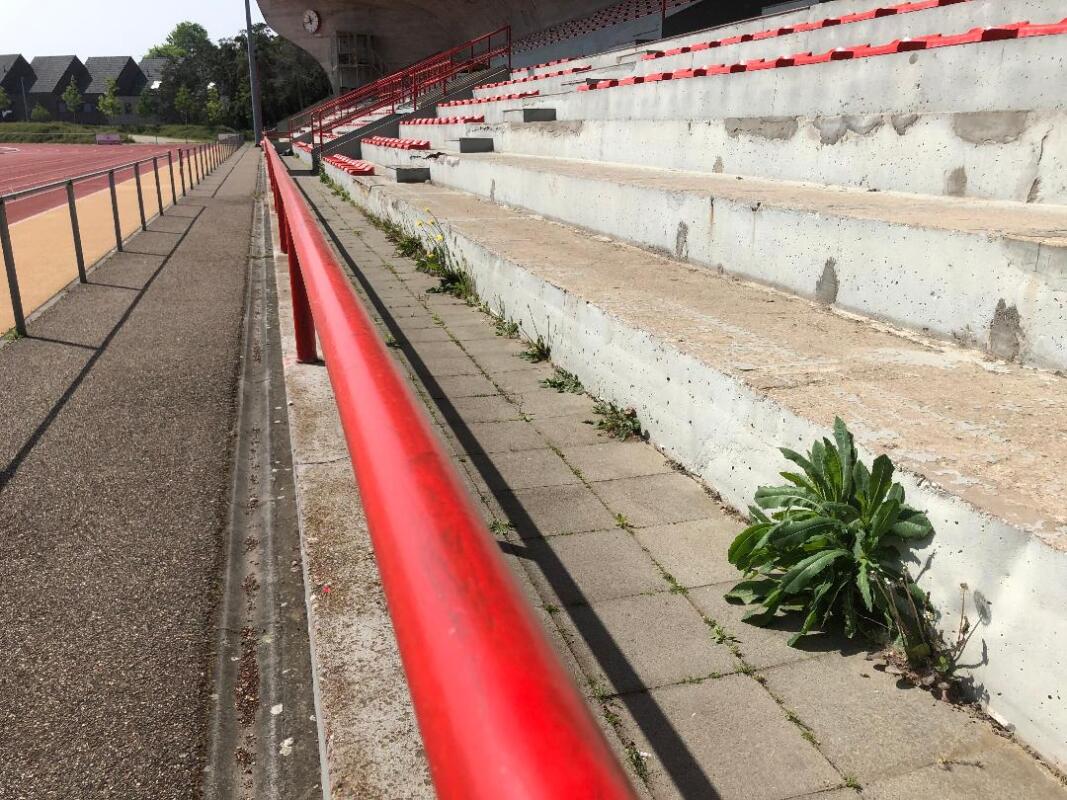 Een verlaten tribune ... Een verlaten tribune ...
