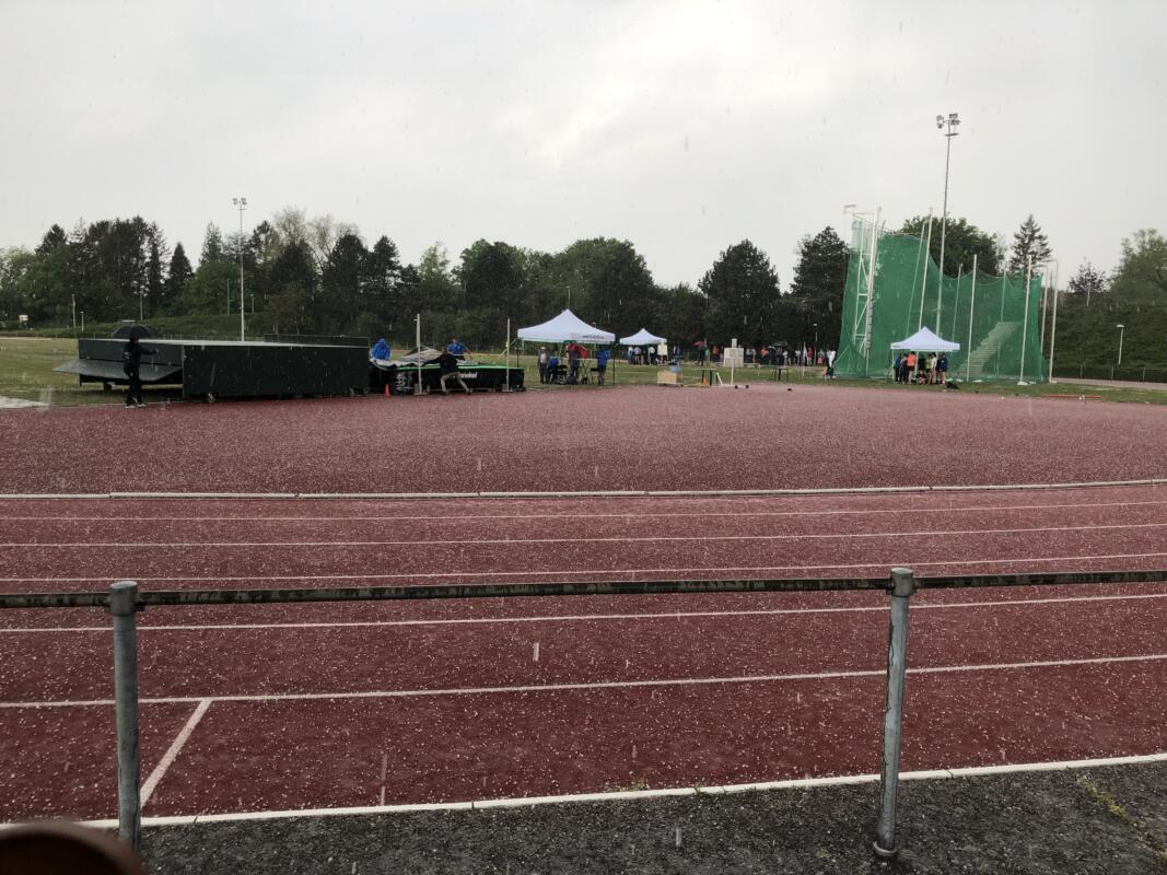 Afrekenen met fikse hagelbui en anderhalf uur plenzende regen Afrekenen met fikse hagelbui en anderhalf uur plenzende regen
