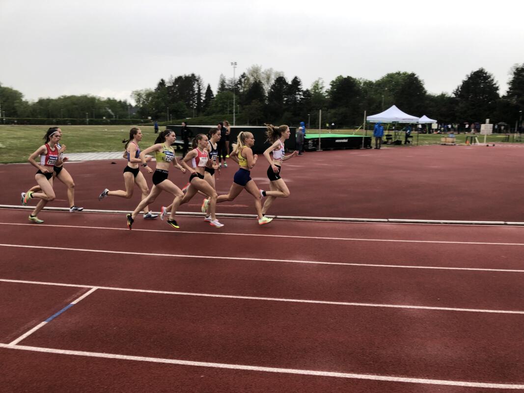 Hanne Van Loock dicteert de gebeurtenissen in de 800m Hanne Van Loock dicteert de gebeurtenissen in de 800m