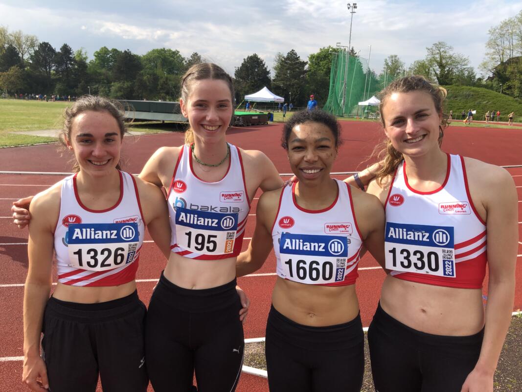 Het glansrijk winnende team over 4 x 400m Het glansrijk winnende team over 4 x 400m
