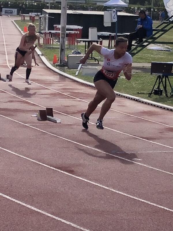 Bombenstart van Luna Geudens in de 4 x 100m Bombenstart van Luna Geudens in de 4 x 100m