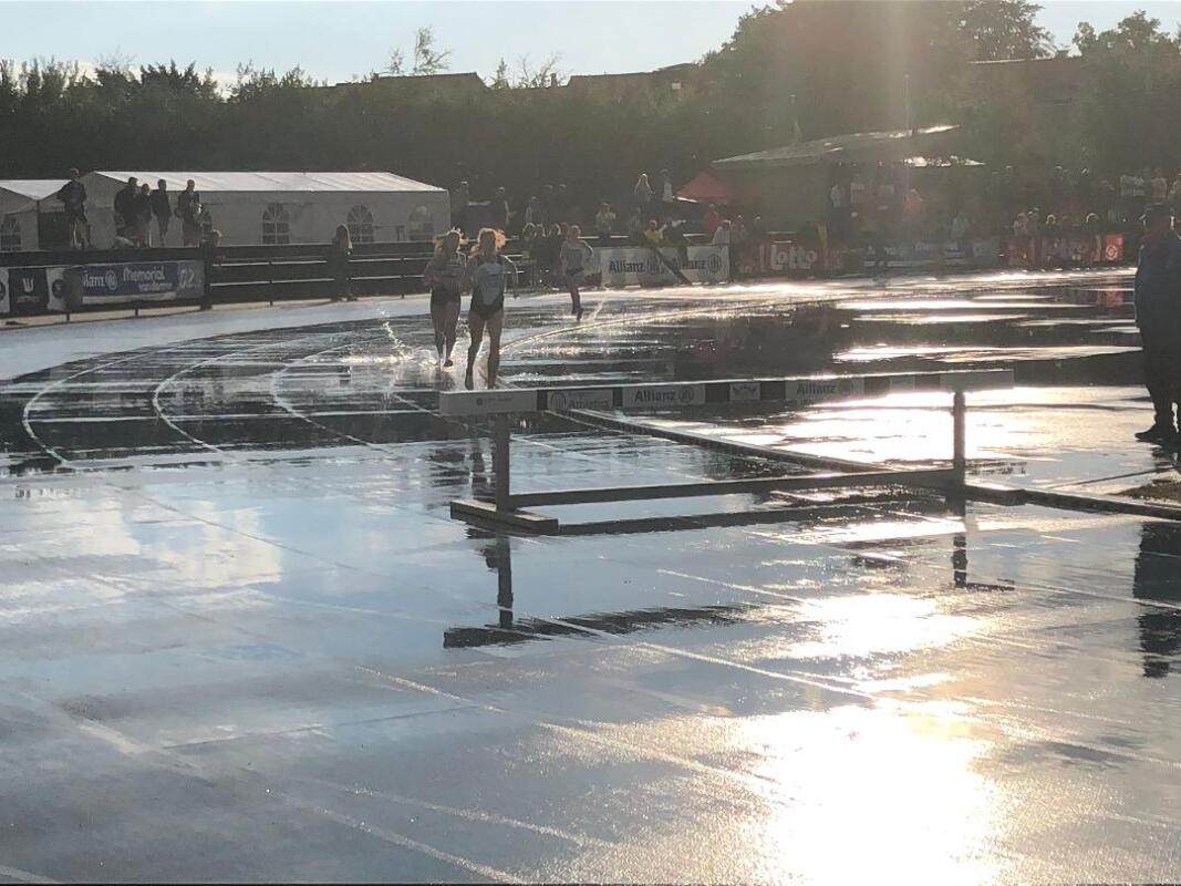Waterballet op de baan na stortregens. Waterballet op de baan na stortregens.