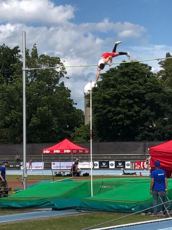Thomas Van Nuffelen spectaculair over 5,20m. Thomas Van Nuffelen spectaculair over 5,20m.
