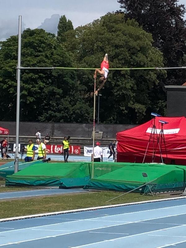 Ylio Philtjens met sterk PB van 4,80m. Ylio Philtjens met sterk PB van 4,80m.