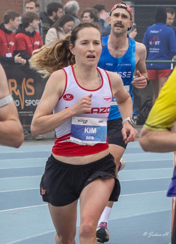 Kim Geypen op weg naar een verlenging van haar halve marathontitel bij de W40. Foto: Johan HEYTENS Kim Geypen op weg naar een verlenging van haar halve marathontitel bij de W40. Foto: Johan HEYTENS