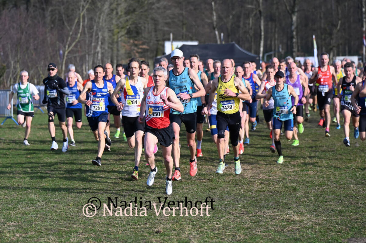 Marc Neefs op weg naar zijn eerste veldlooptitel bij de masters. Hij had daarvoor al 40 keer geoefend in de 800m en de 1500m... Foto: Nadia VERHOFT Marc Neefs op weg naar zijn eerste veldlooptitel bij de masters. Hij had daarvoor al 40 keer geoefend in de 800m en de 1500m... Foto: Nadia VERHOFT